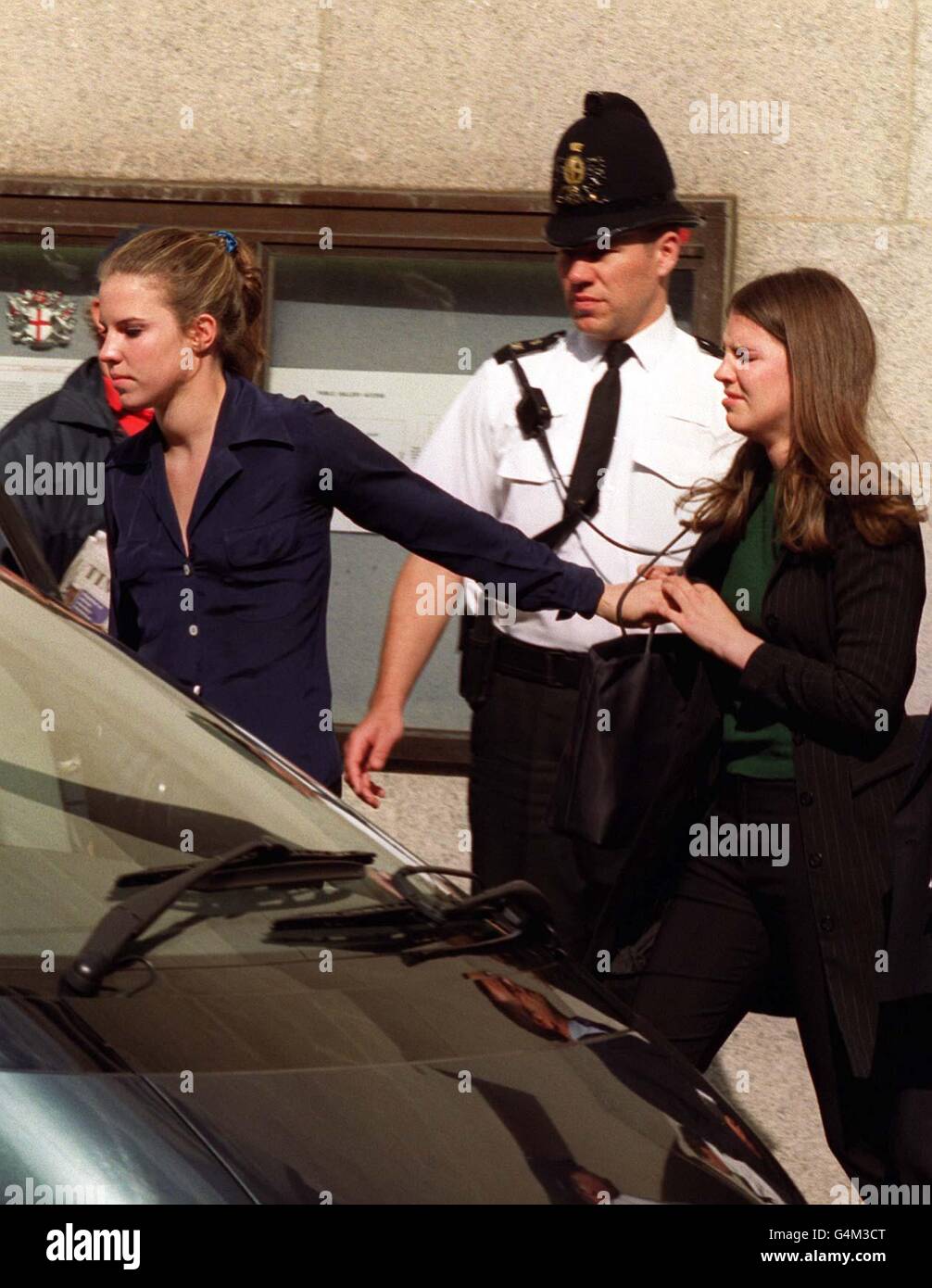 Alexandra (à gauche) et Victoria Aitken, les filles de l'ancien ministre conservateur disgracié Jonathan Aitken, quittant le Old Bailey de Londres après que leur père ait été emprisonné pendant 18 mois après avoir admis le parjure et perverti le cours de la justice. Banque D'Images