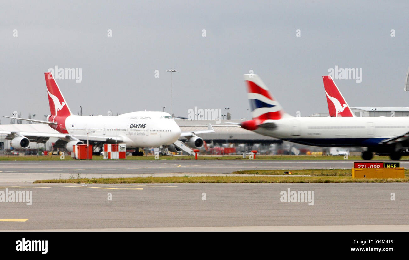 Les avions de Qantas sont installés sur le tarmac de l'aéroport d'Heathrow, alors que les passagers britanniques bloqués attendaient aujourd'hui de savoir si les pourparlers d'urgence devaient mettre fin à leur misère, après qu'un conflit industriel ait laissé des centaines de vols au point mort. Banque D'Images