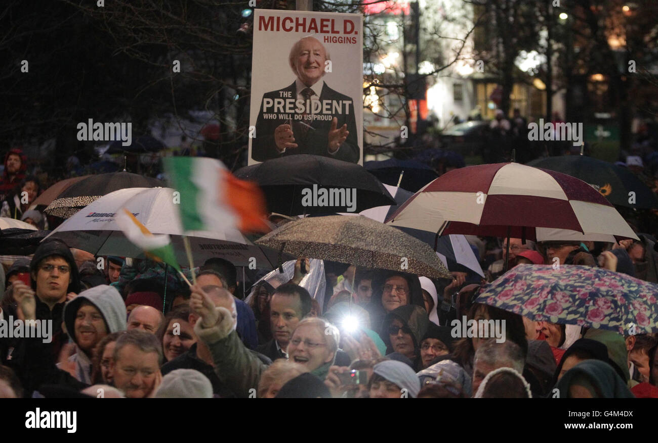 Les gens se sont rassemblés pour voir le président Michael D Higgins assister à un retour à Eyre Square, dans la ville de Galway, après sa victoire retentissante à l'élection présidentielle. Banque D'Images