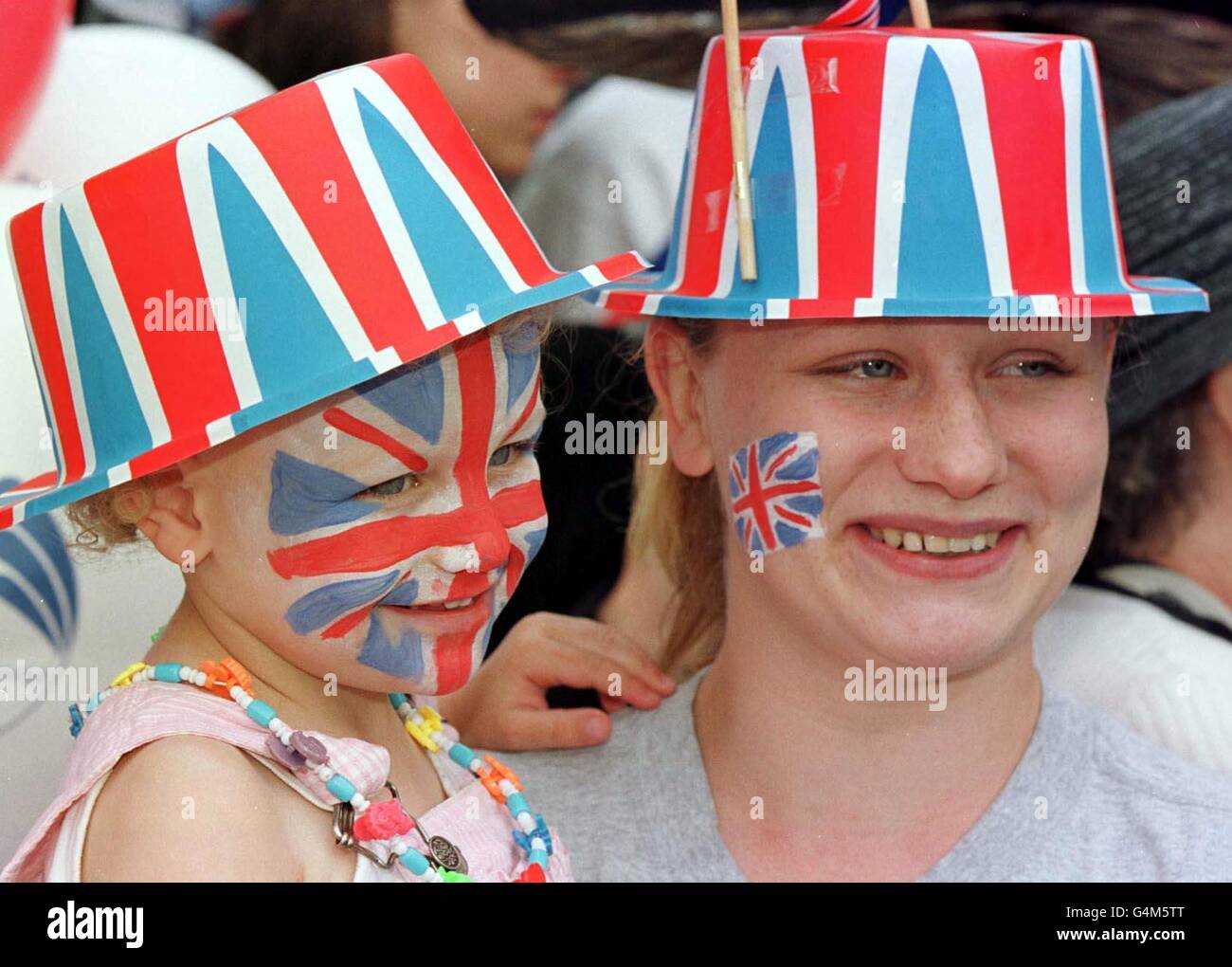 Amy, âgée de 3 ans, et sa mère Louise Shepard avec des drapeaux Union Jack peints sur leurs visages, attendent parmi la foule à Windsor avant le mariage royal entre Prince Edward et Sophie Rhys-Jones. Banque D'Images