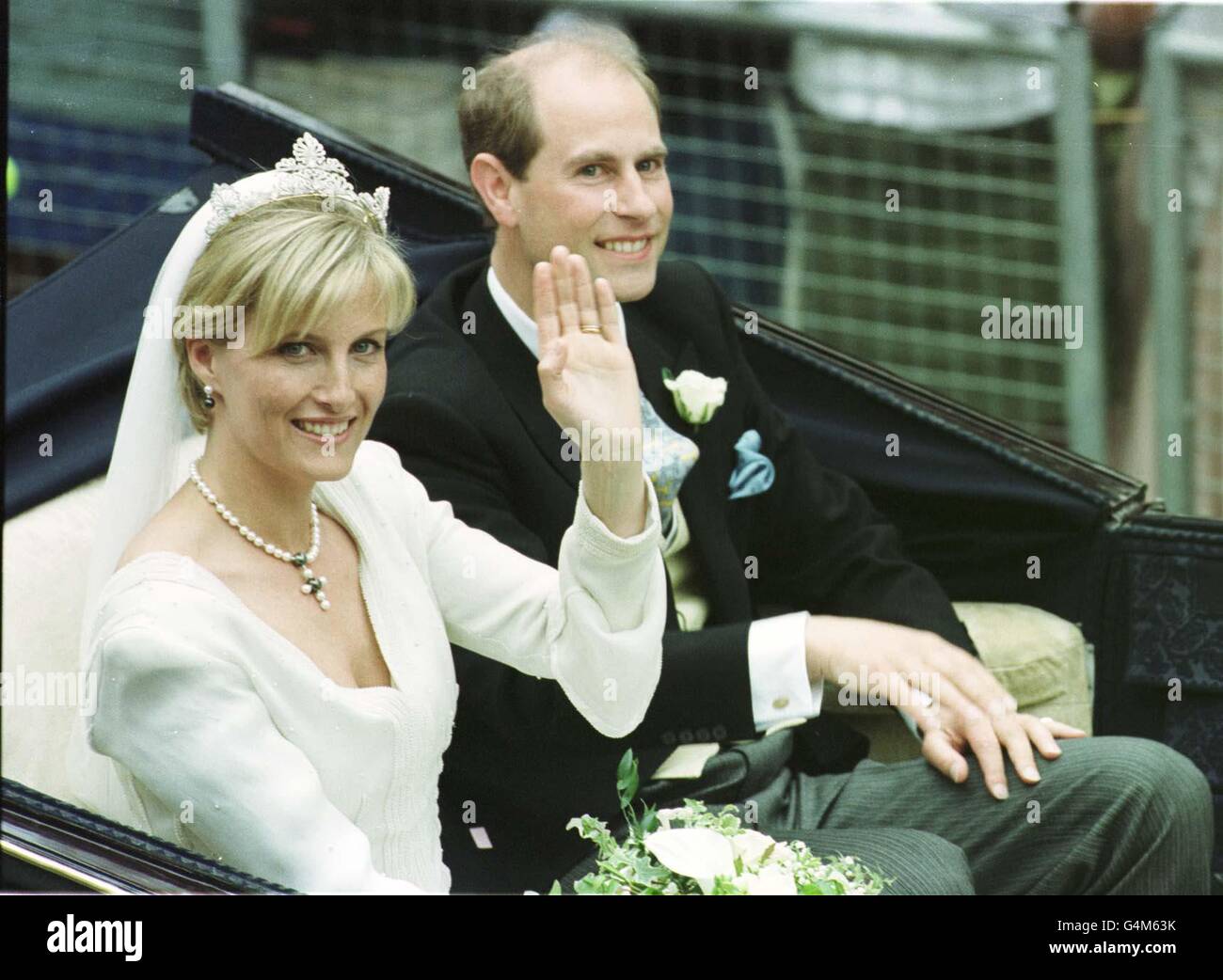Sophie Rhys-Jones et le Prince Edward se sont envagues devant la foule après s'être mariée à la chapelle Saint-Georges, au château de Windsor.Le couple royal, qui s'est réuni en 1993 à Londres lors d'un match de tennis organisé par le Prince, sera ensuite connu sous le nom de comte et comtesse de Wessex. Banque D'Images