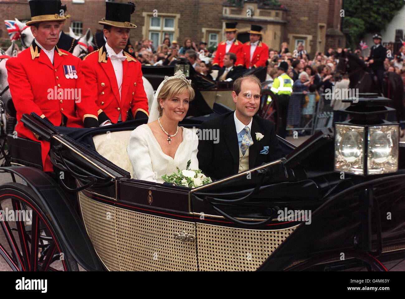 Le prince Edward, le plus jeune fils de la reine Elizabeth II de Grande-Bretagne, et sa mariée Sophie Rhys-Jones, traversent les rues de Windsor après leur mariage à la chapelle Saint-Georges, au château de Windsor.* le couple royal s'est réuni en 1993 à Londres lors d'un vrai match de tennis de charité que le prince avait organisé.Buckingham Palace a annoncé avant le mariage que le couple royal sera à l'avenir connu comme le comte et la comtesse de Wessex. Banque D'Images