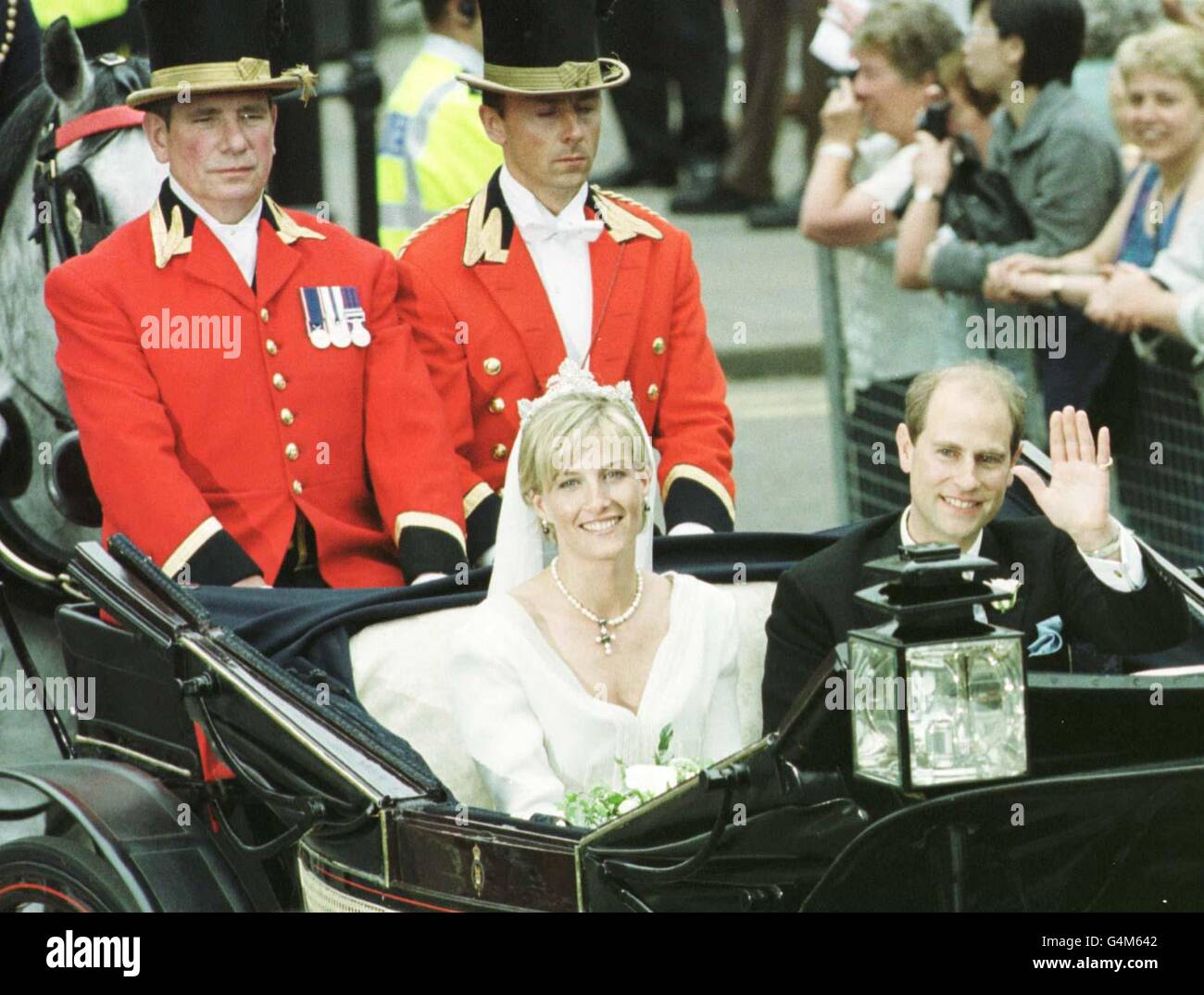 Le Prince Edward se déferle devant de la foule alors qu'il quitte la chapelle Saint-George à Windsor avec sa mariée Sophie Rhys-Jones. Le couple royal, qui s'est réuni lors d'un match de tennis organisé par le Prince, sera ensuite connu sous le nom de comte et comtesse de Wessex. Banque D'Images