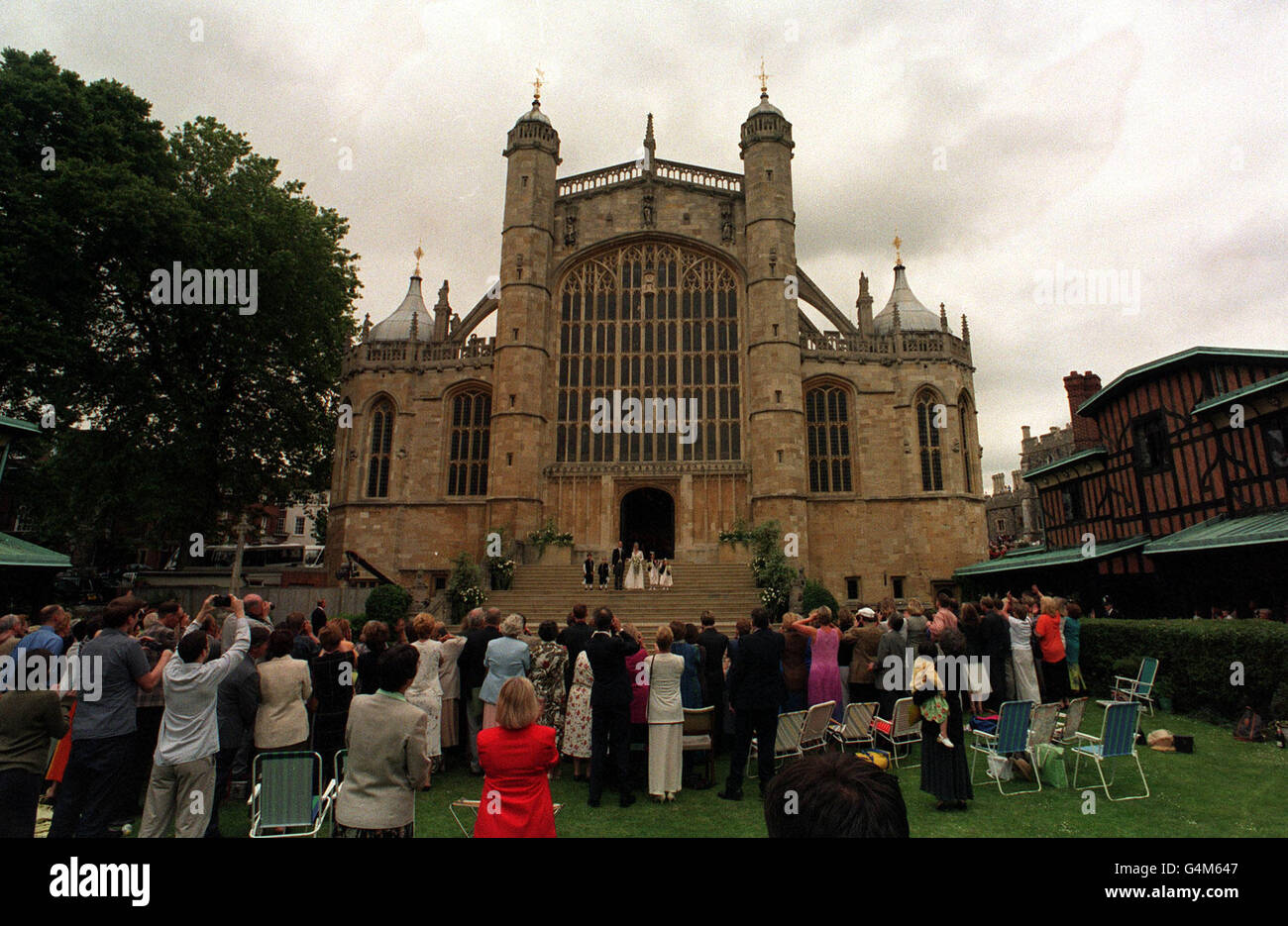 The scene outside st georges chapel in windsor castle Banque de ...