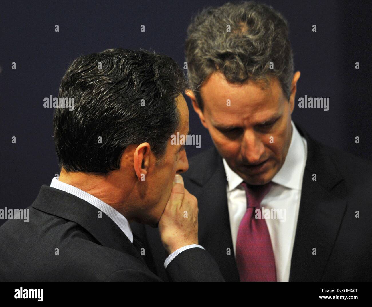 Le président français Nicolas Sarkozy s'entretient aujourd'hui avec le secrétaire au Trésor américain Timothy Geithner lors du deuxième jour du sommet du G20 à Cannes, en France. Banque D'Images