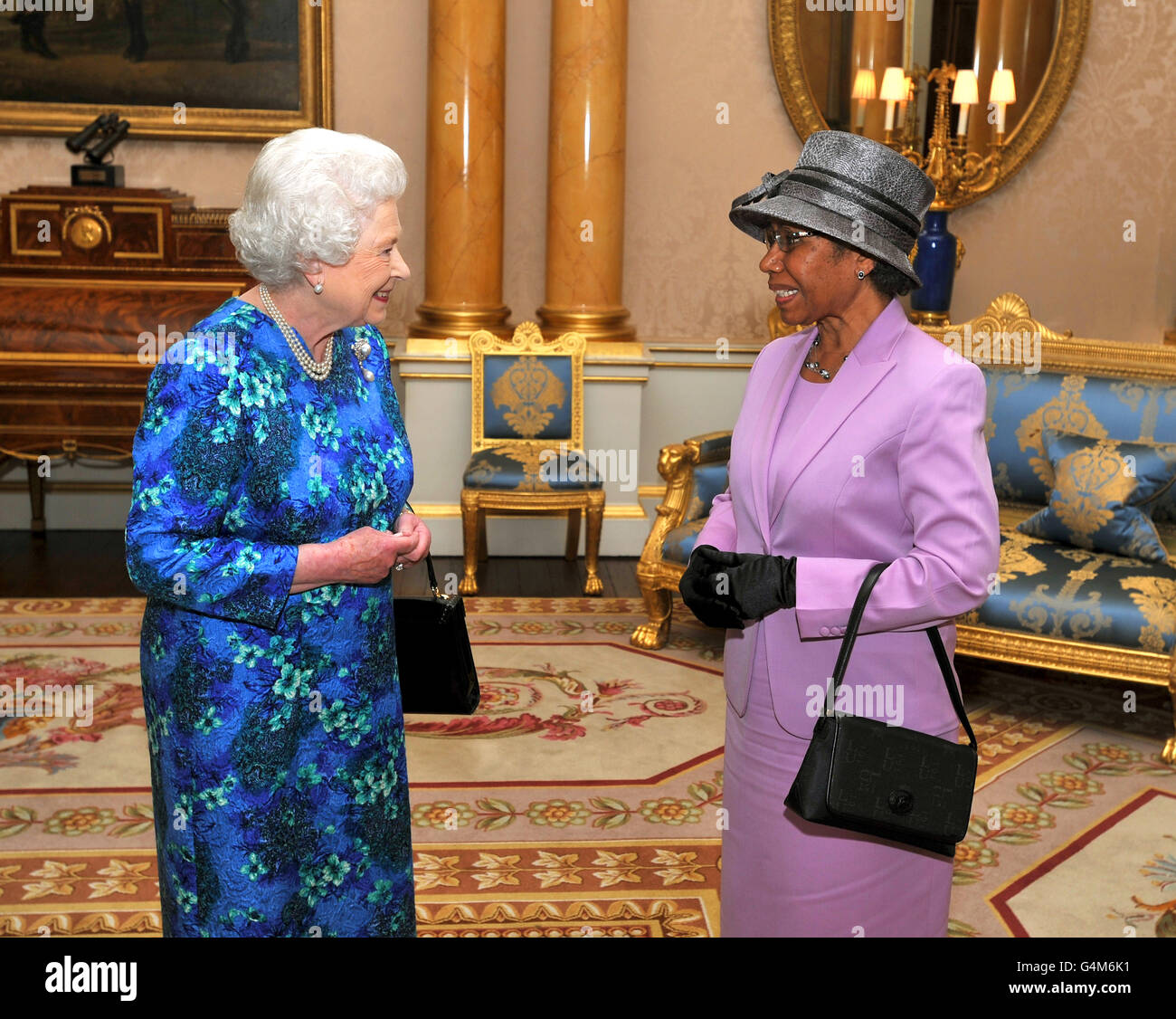 La reine Elizabeth II tremble la main avec Mme Winnie Kiap, haute-commissaire de Papouasie-Nouvelle-Guinée, lors d'une audience privée au Palais de Buckingham, dans le centre de Londres. Banque D'Images