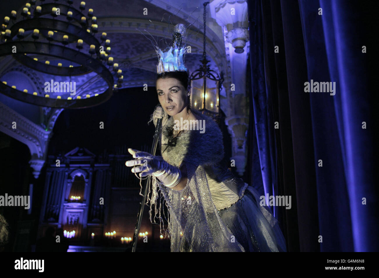 Une Snow Queen de 14 mètres de haut contribue au lancement du Festival de Noël d'Édimbourg. Banque D'Images