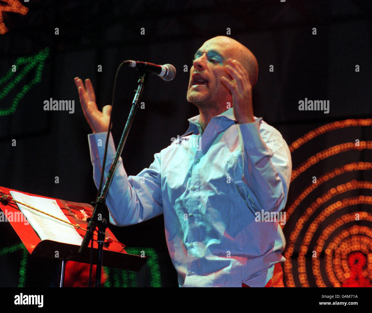 Michael Stipe, chanteur principal du groupe 'R.E.M.', sur la Pyramid Stage pendant le titre de R.E.M du Glastonbury Festival 1999. Banque D'Images