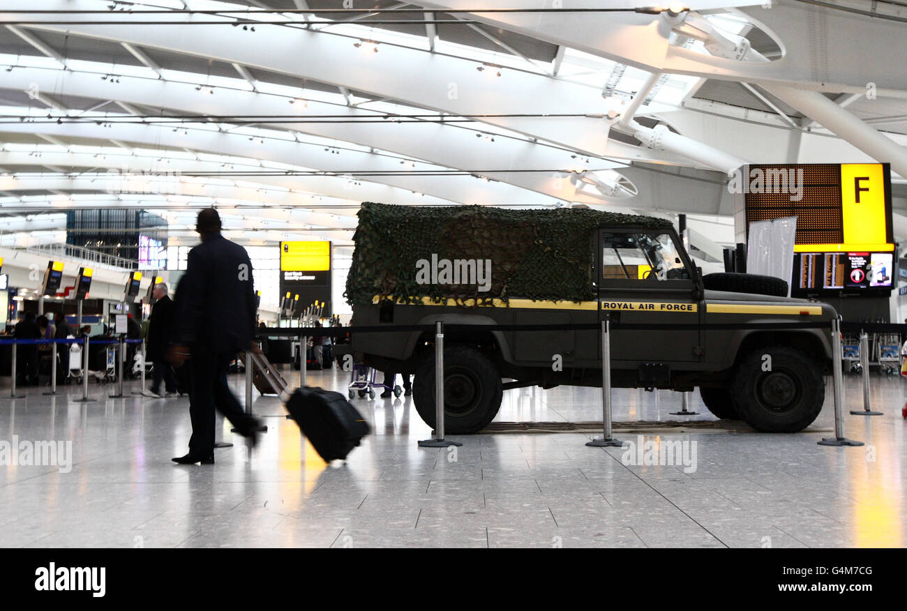Une jeep de la Royal Air Force à l'aéroport de Heathrow pour marquer le jour du souvenir le 11 novembre. Banque D'Images
