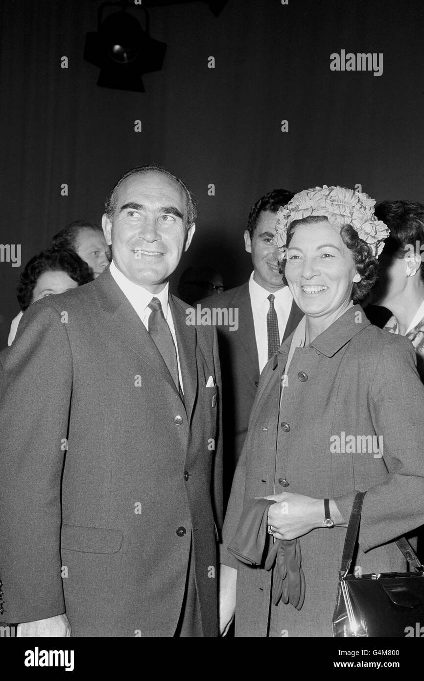 SIR ALF RAMSEY ET SON ÉPOUSE VICKY À A.T.V. STUDIOS À BOREHAM WOOD, HERTFORDSHIRE. Sir ALR Ramsey, qui, en tant que gérant, a mené l'Angleterre à la gloire de la coupe du monde en 1966, meurt le 28/04/99, âgé de 79 ans. Banque D'Images