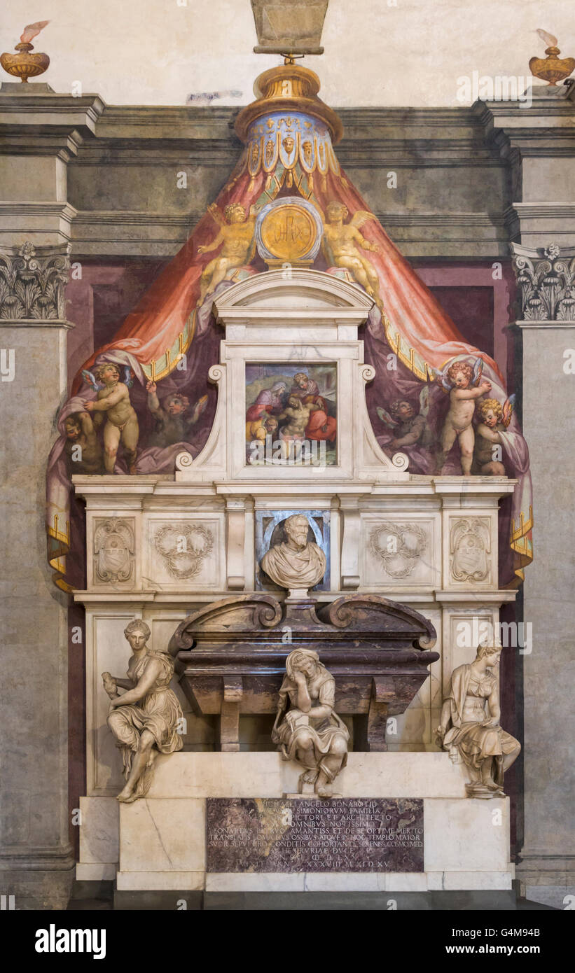 Florence, Toscane, Italie. La Basilique Santa Croce. Le tombeau de Michel-Ange Buonarroti. Banque D'Images