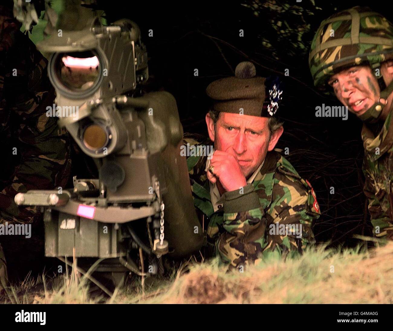 Le Prince de Galles se voit une arme antichar de Milan lors de sa visite au 1er Bataillon du régiment des Highlanders sur les terrains d'entraînement de Catterick.Le Prince est colonel adjoint en chef du régiment. Banque D'Images