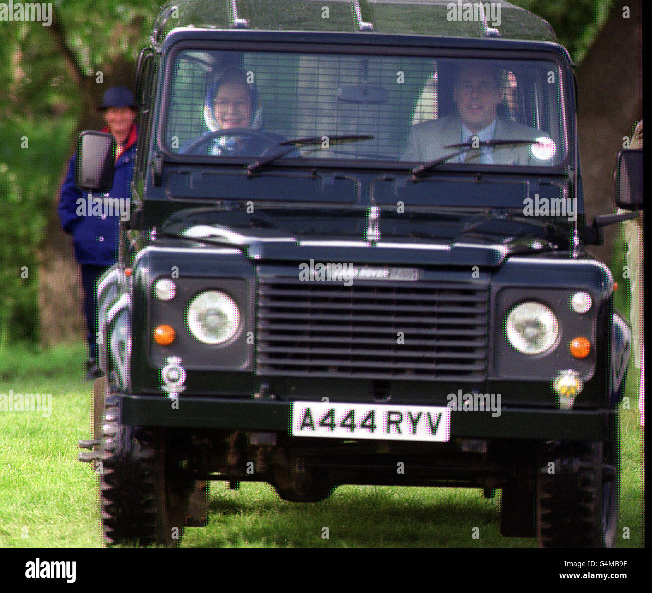 La Reine conduisant un Land Rover au Royal Windsor Horse Show.* 19/12/01 photos d'une nouvelle limousine d'État Bentley spécialement construite, que la reine utilisera pour les occasions d'État, a été libéré.La voiture a été créée pour marquer le Jubilé d'or de la Reine et sera présentée à elle en 2002. Banque D'Images