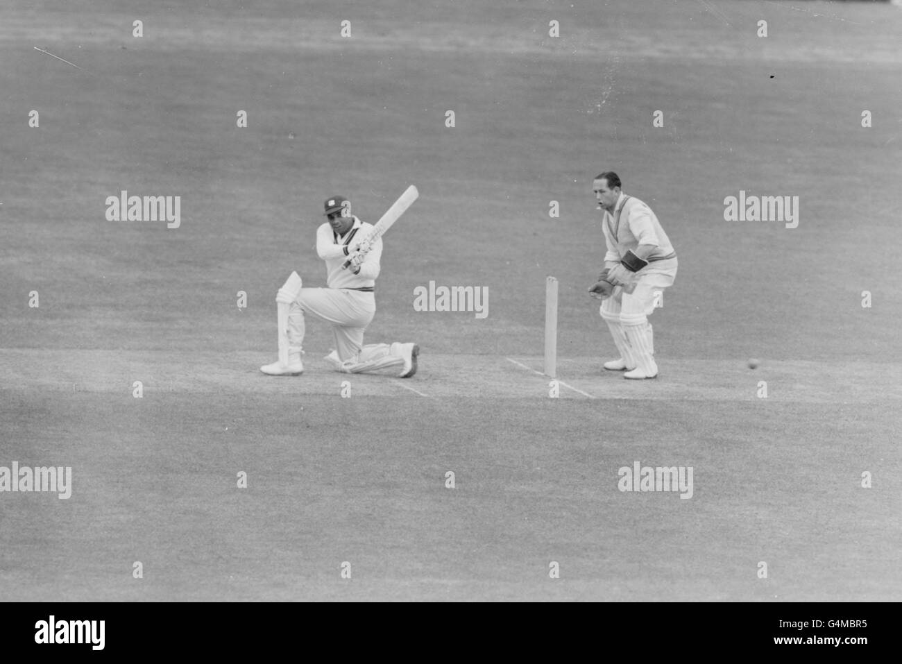 Clyde Walcott, batteur des Indes occidentales, en action contre l'Angleterre chez Lords. Banque D'Images