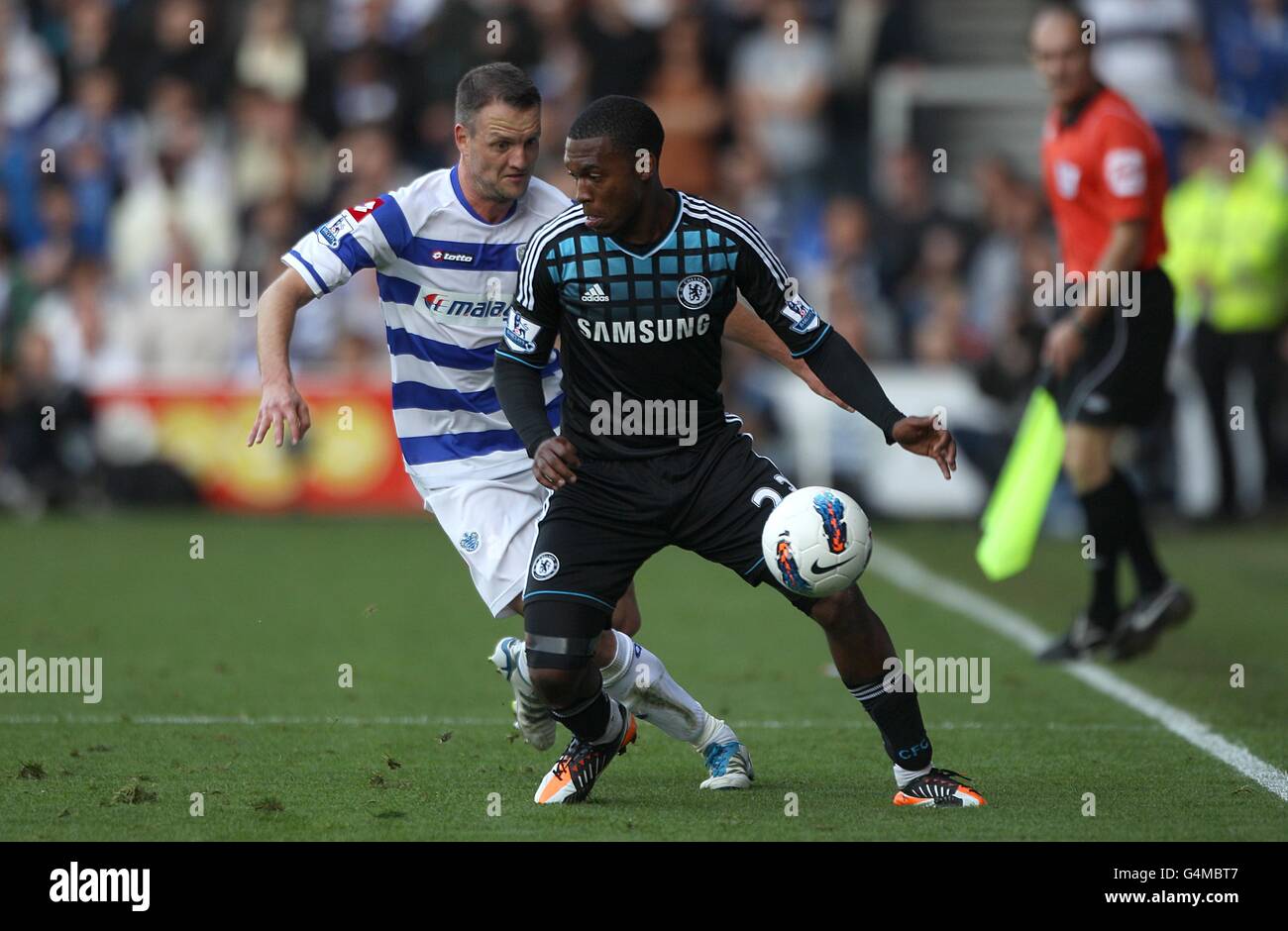 Soccer - Barclays Premier League - Queens Park Rangers v Chelsea - Loftus Road.Clint Hill (à gauche) des Rangers du Queens Park et Daniel Sturridge, de Chelsea, se battent pour le ballon Banque D'Images