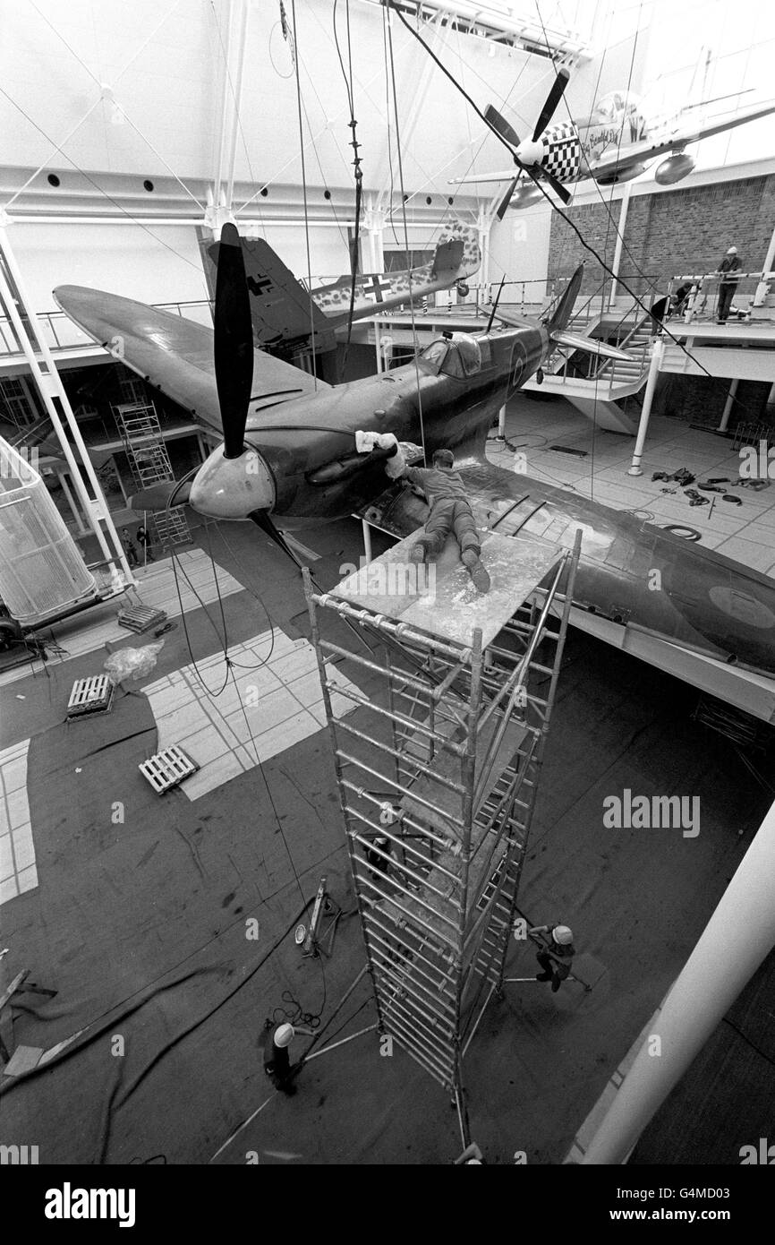 La bataille d'Angleterre Spitfire du Musée impérial de la guerre est suspendue à 50 mètres dans le nouveau hall d'exposition principal de Londres.C'est la pièce maîtresse de la nouvelle exposition après les grands travaux de réaménagement du musée.Derrière se trouve un P51 Mustang (r) américain et un Focke Wulf 190 allemand Banque D'Images