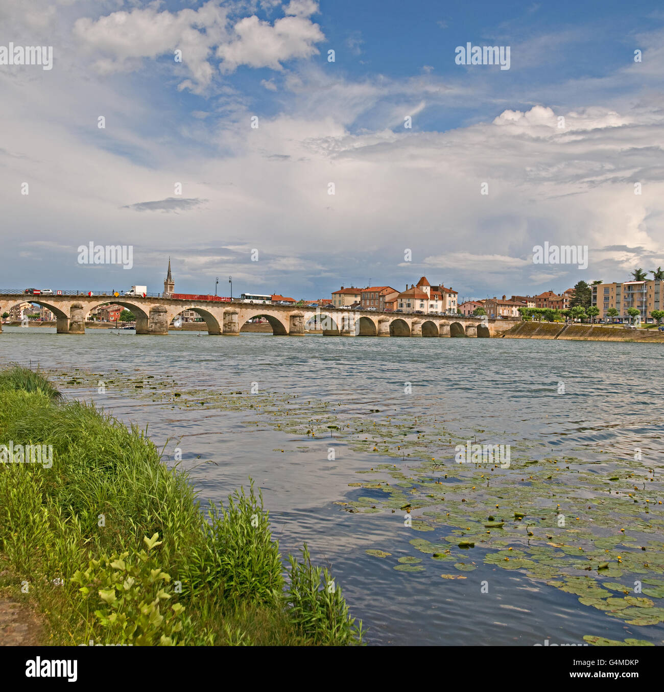 Vieux pont de pierre sur la Saône à Macon, France Banque D'Images