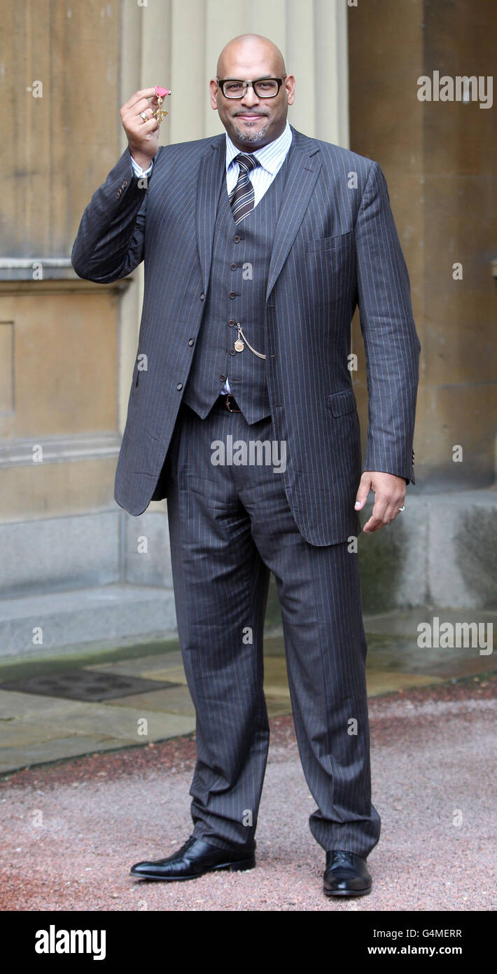 John Amaechi, la première star de basket-ball de la NBA en Grande-Bretagne, a reçu son officier de la Médaille de l'Empire britannique (OBE) du Prince de Galles lors d'une cérémonie d'investiture à Buckingham Palace, Londres. Banque D'Images