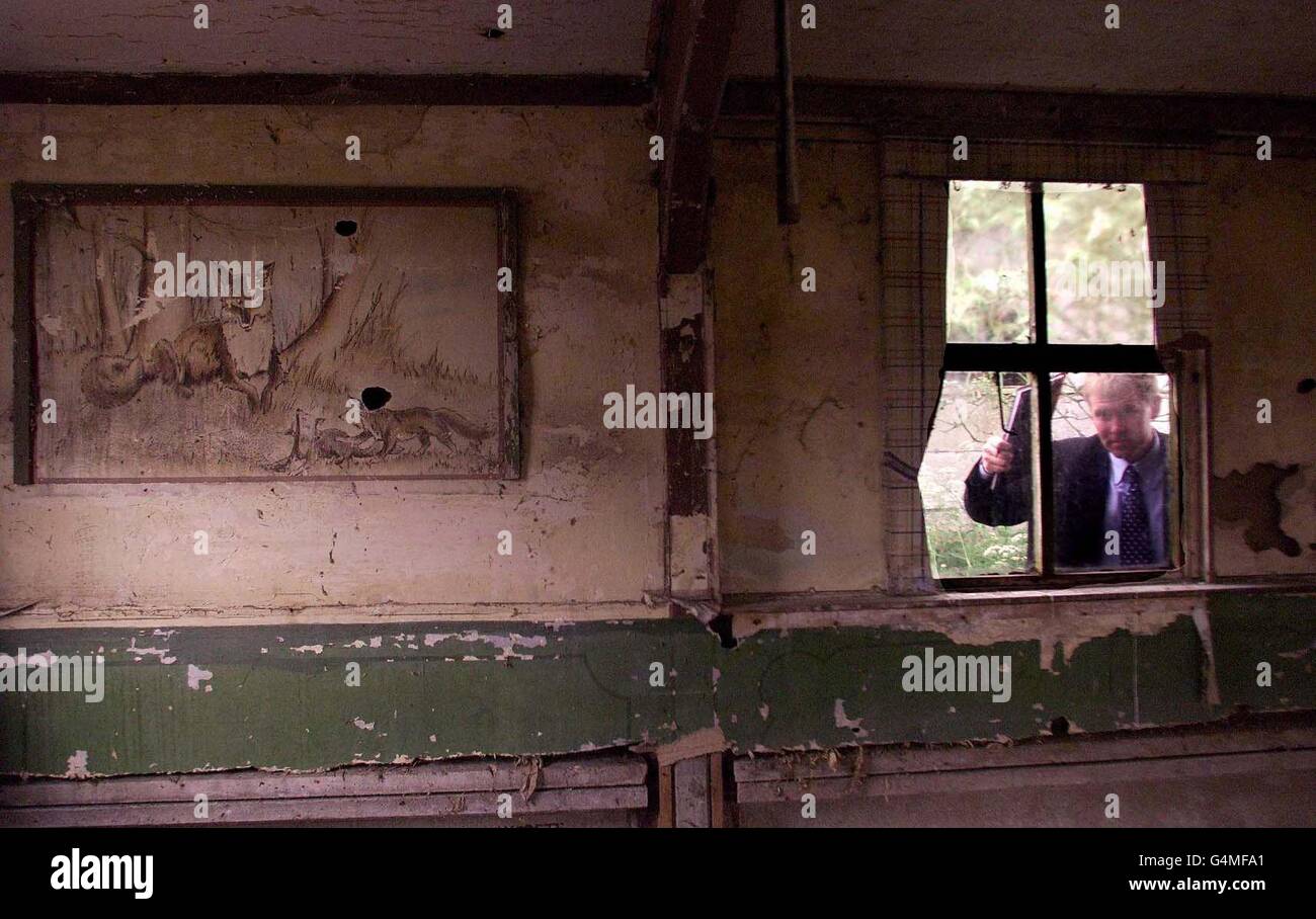 L'agent foncier Justin Bates regarde par la fenêtre d'un dortoir dans un camp de prisonniers de guerre (POW) à Harperley Farm, Co Durham. Le camp de 17 hectares, avec 50 huttes de prison, chapelle et théâtre, a été occupé par des prisonniers de guerre allemands. * est allé sur le marché pour un prix de paquet de 1.1 millions (livres). Le camp a été construit par des prisonniers de guerre italiens au début des années 1940. Banque D'Images