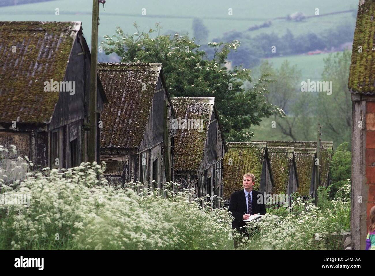 L'agent foncier Justin Bates s'occupe d'un camp de prisonniers de guerre (POW) à Harperley Farm, Co Durham.Le camp de 17 hectares, avec 50 cabanes de prison, une chapelle et un théâtre, a été mis sur le marché pour un prix de paquet de 1.1 millions (livres).* le camp construit par des prisonniers de guerre italiens au début des années 1940 et ensuite occupé par des prisonniers de guerre allemands fait partie de la ferme Low Harperley de 471 hectares, dans le comté de Durham. Banque D'Images