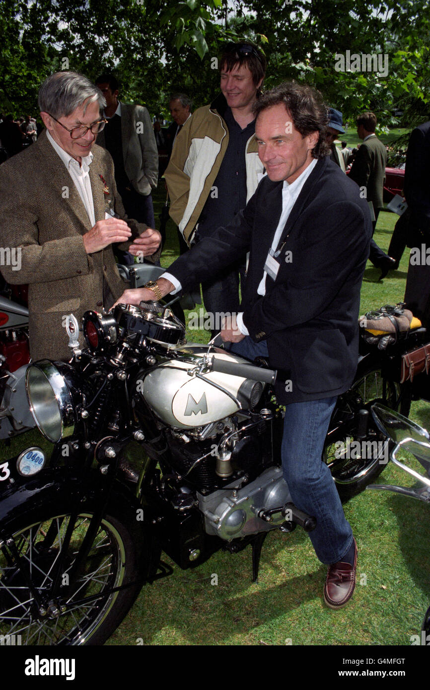 Barry Sheene, ancien champion de moto, est un Silver Hawk 1931 sans Matchless lors de la Classique Louis Vuitton au Hurlingham Club de Londres. M. Sheene est l'un des juges qui décident des gagnants du meilleur de la classe. Banque D'Images