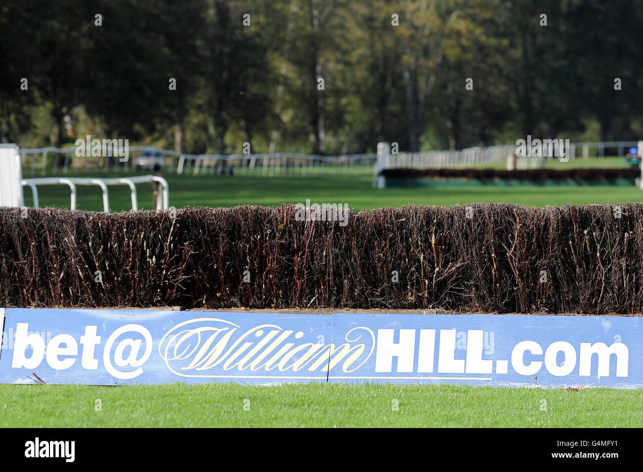 Courses hippiques - National Hunt - Hippodrome de Worcester. Vue générale sur un obstacle à l'hippodrome de Worcester Banque D'Images