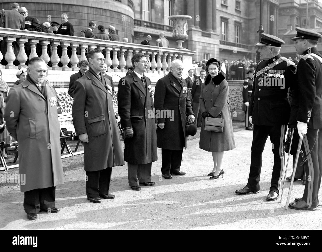 La Reine rencontre le major George Burridge, âgé de 90 ans, ancien de la 5e Royal Irish Landers et ancien combattant du soulagement de Ladysmith, lors d'un défilé des 16e/5e Royal Lanciers dans le domaine de Buckingham Palace, Londres. Banque D'Images