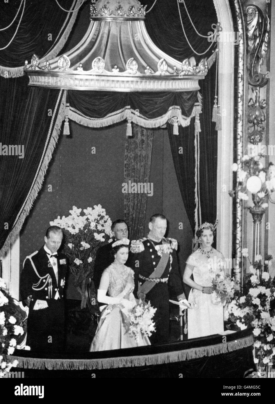 La reine Elizabeth II avec le roi Frederik et la reine Ingrid du Danemark, lors du gala du Ballet royal au Théâtre royal de Copenhague. Banque D'Images