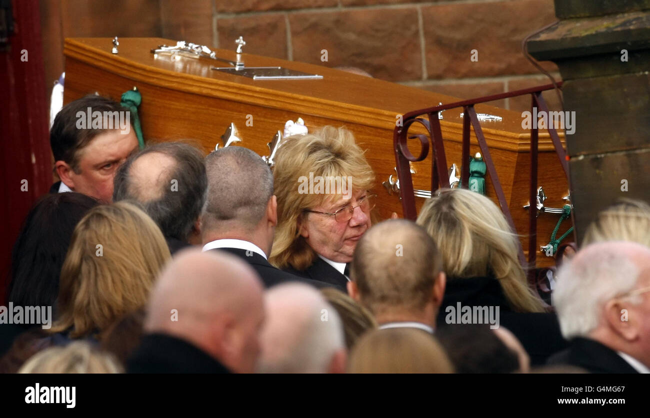 Le cercueil de Bridget Sharkey est réalisé à partir de l'église Saint-Joseph à Helensburgh après ses funérailles. Banque D'Images