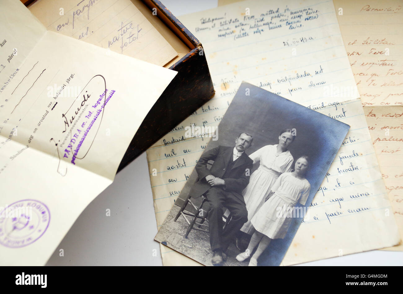 L'amour des lettres manuscrites, un noir et blanc d'une photo de famille à partir de 1930 et un certificat de naissance du cachet du 1934, l'Estonie Banque D'Images