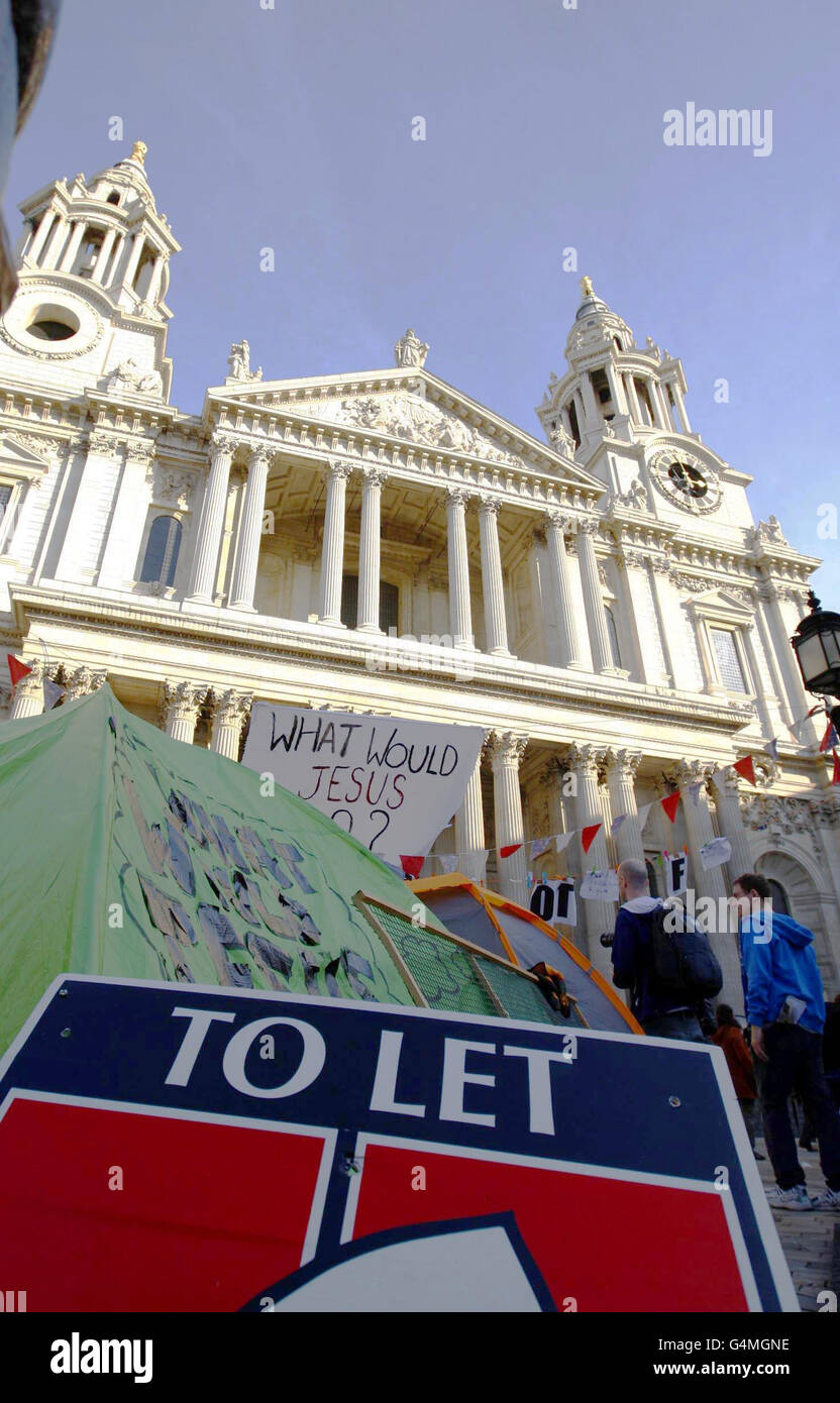 Un panneau devant la cathédrale Saint-Paul, Londres, pendant que les visiteurs sont revenus après l'ouverture de ses portes, ayant été fermé pendant une semaine en raison de la présence de manifestants anticapitalistes à l'extérieur. Banque D'Images