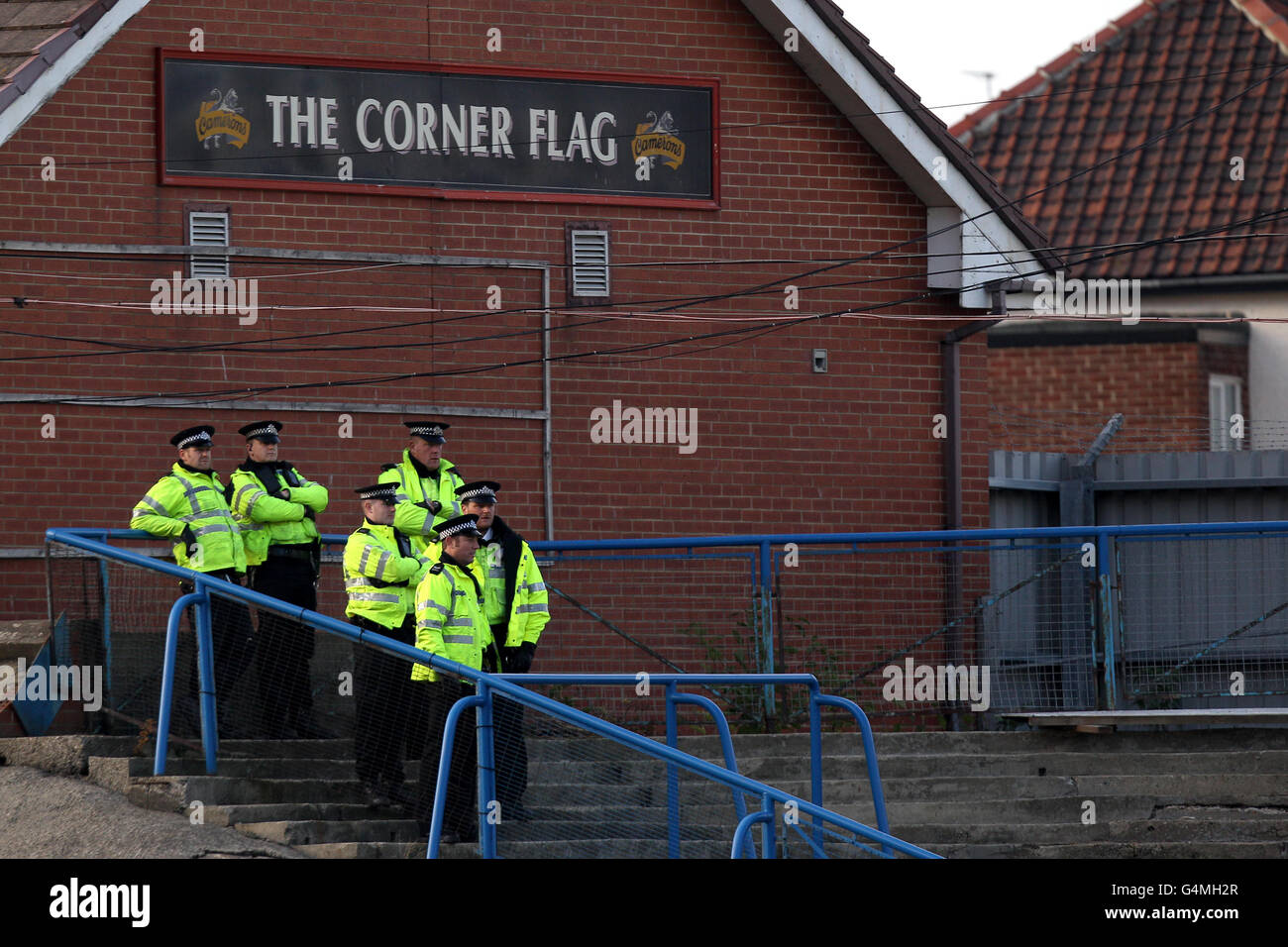 Les policiers se trouvent dans un coin du sol comme Ils supervisent le match entre Hartlepool United et Charlton Athletic Banque D'Images