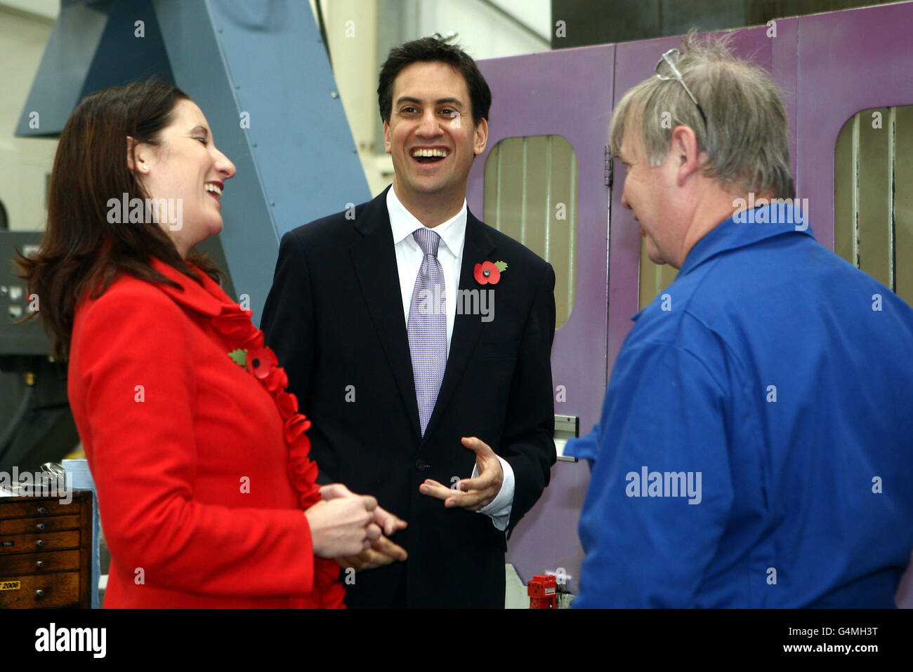 Le chef du Parti travailliste Ed Miliband et la secrétaire en chef de Shadow au Trésor Rachel Reeves discutent avec Dave Pearson lors d'une visite à Manthorpe Engineering près de Ripley, Derbyshire, après que M. Miliband ait accusé la coalition de « truquer » le système fiscal contre les entreprises manufacturières et les investissements à long terme. Banque D'Images