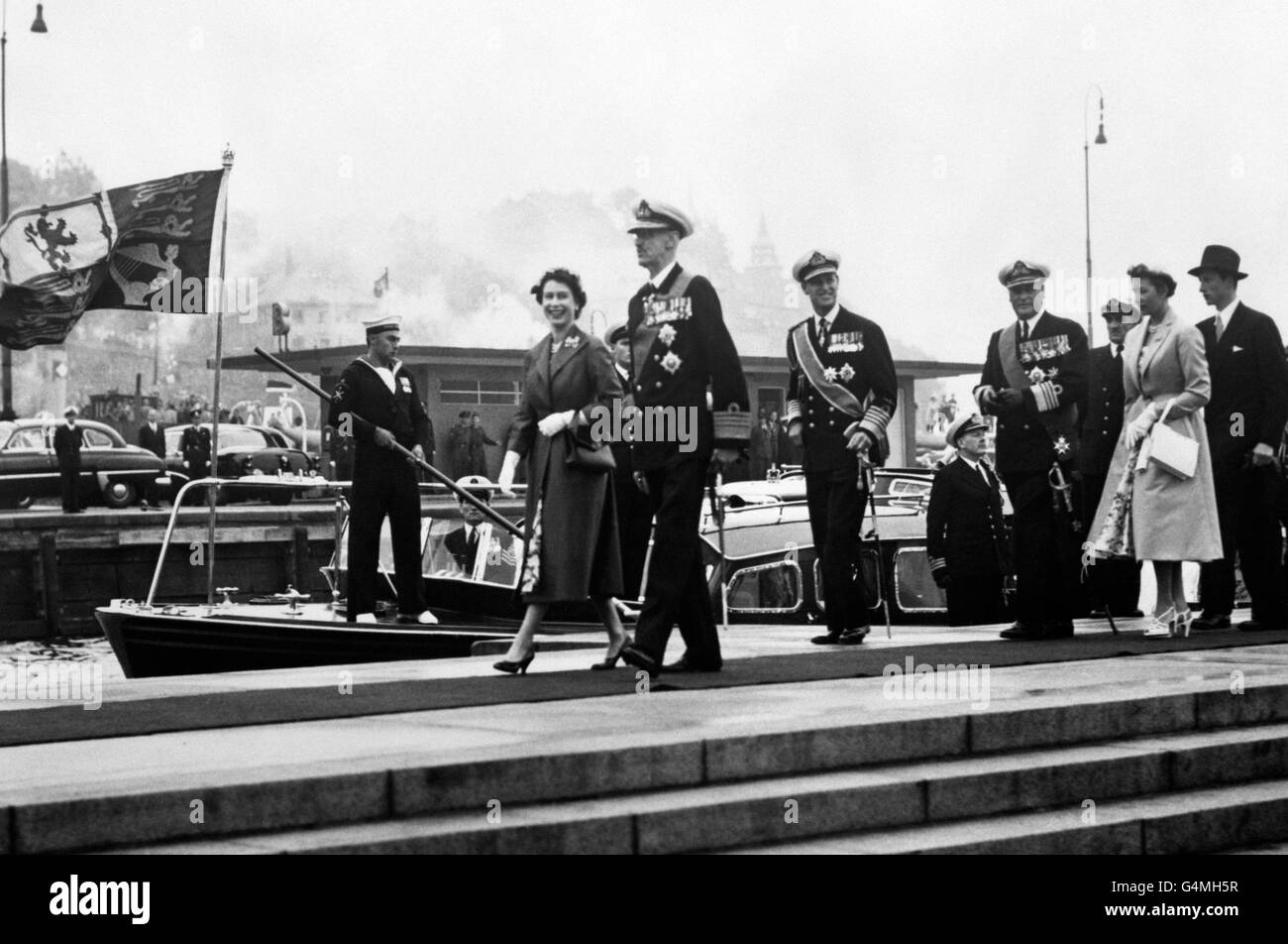 La reine Elizabeth II marche avec le roi Haakon VII après avoir atterri du yacht royal pour sa visite d'État de trois jours en Norvège. Voici le duc d'Édimbourg, le prince héritier Olav, la princesse Astrid et le prince Harald. Banque D'Images