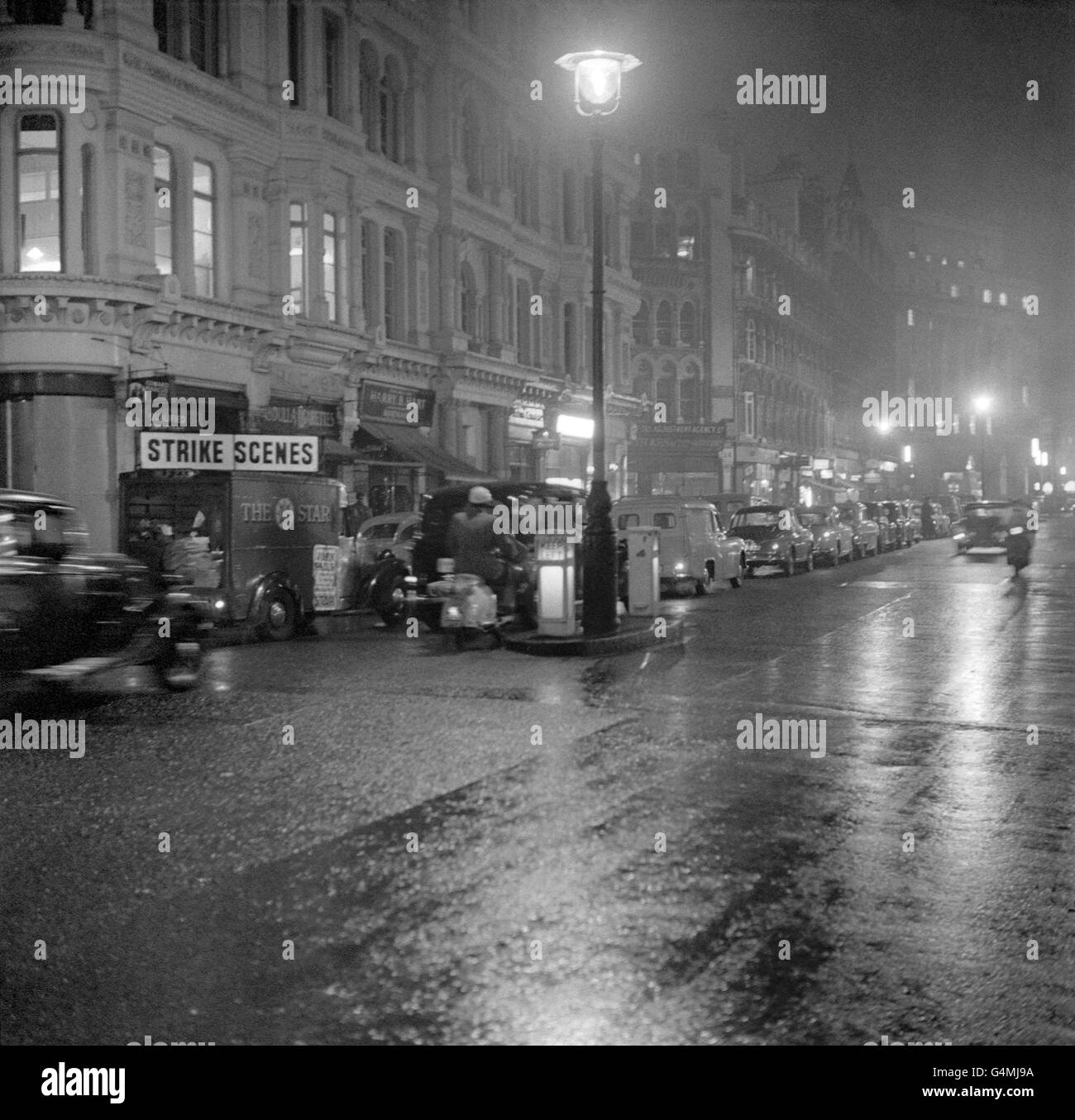 Une longue ligne de voitures s'étend sur Queen Victoria Street au cœur de Londres pendant la grève ferroviaire de 24 heures. Londres a connu des embouteillages sans précédent car les navetteurs ne risquaient pas d'incertitude sur le service ferroviaire et les métros. On peut voir une fourgonnette de journaux portant la bannière « scènes de trike » Banque D'Images