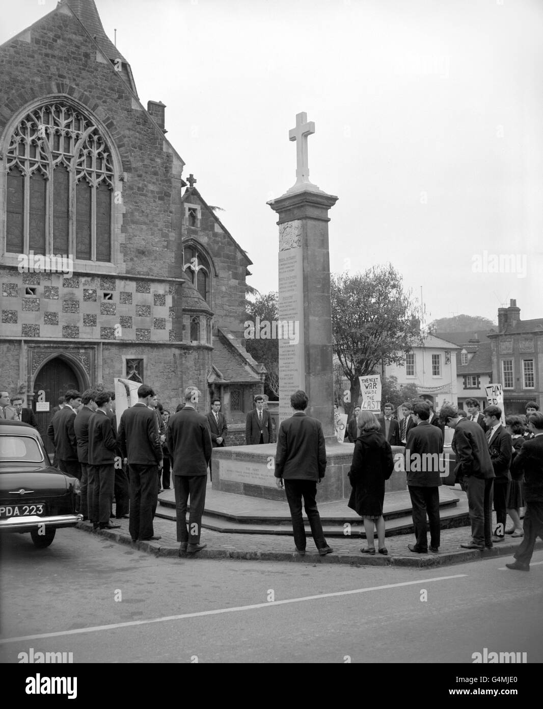 Quarante-sixième artistes de l'école de Grammaire de Midhurst, dans le Sussex, se tiennent à des vigile silencieux autour du mémorial de guerre de Midhurst, dans une protestation contre l'attitude de l'Amérique dans la situation de Cuba.Ils ont refusé d'assister aux leçons au début de ce qui sera en fait une grève de deux jours. Banque D'Images