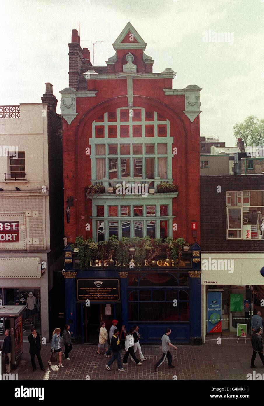 Le Black Cap, Camden High Street, Londres, a été utilisé comme emplacement dans le film 'Withnail and I'. Le point d'eau local, qui est apparu comme la mère Black Cap, pour la paire d'acteurs chômeurs, et où Richard E Grant a demandé "de la glace dans le cidre". * sur film, c'était un pub irlandais dingy, maintenant en fait un bar gay animé et branché. Banque D'Images