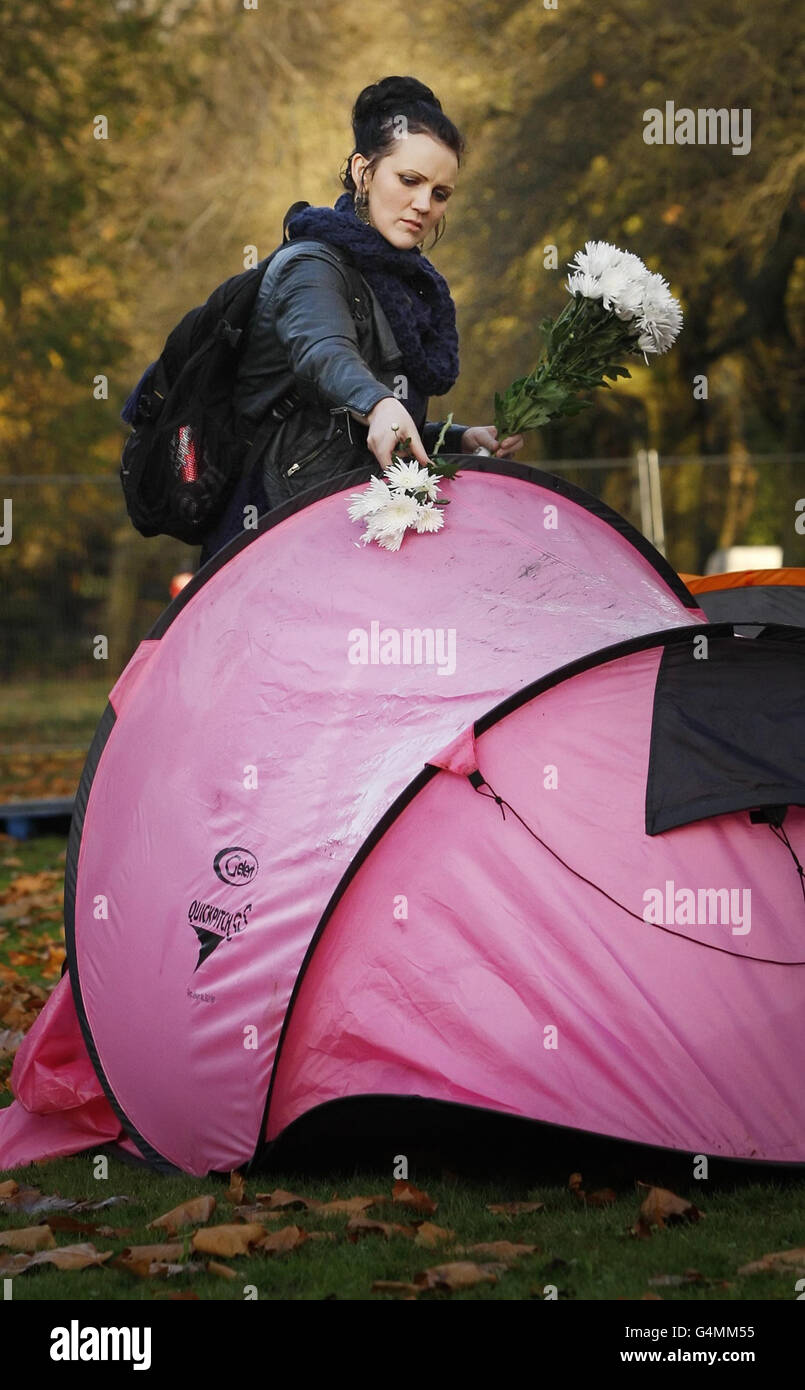 Un manifestant qui souhaite seulement être connu sous le nom de Shelle est photographié au nouveau camp d'Occupy Glasgow à Kelvingrove Park à Glasgow, en Écosse. Banque D'Images