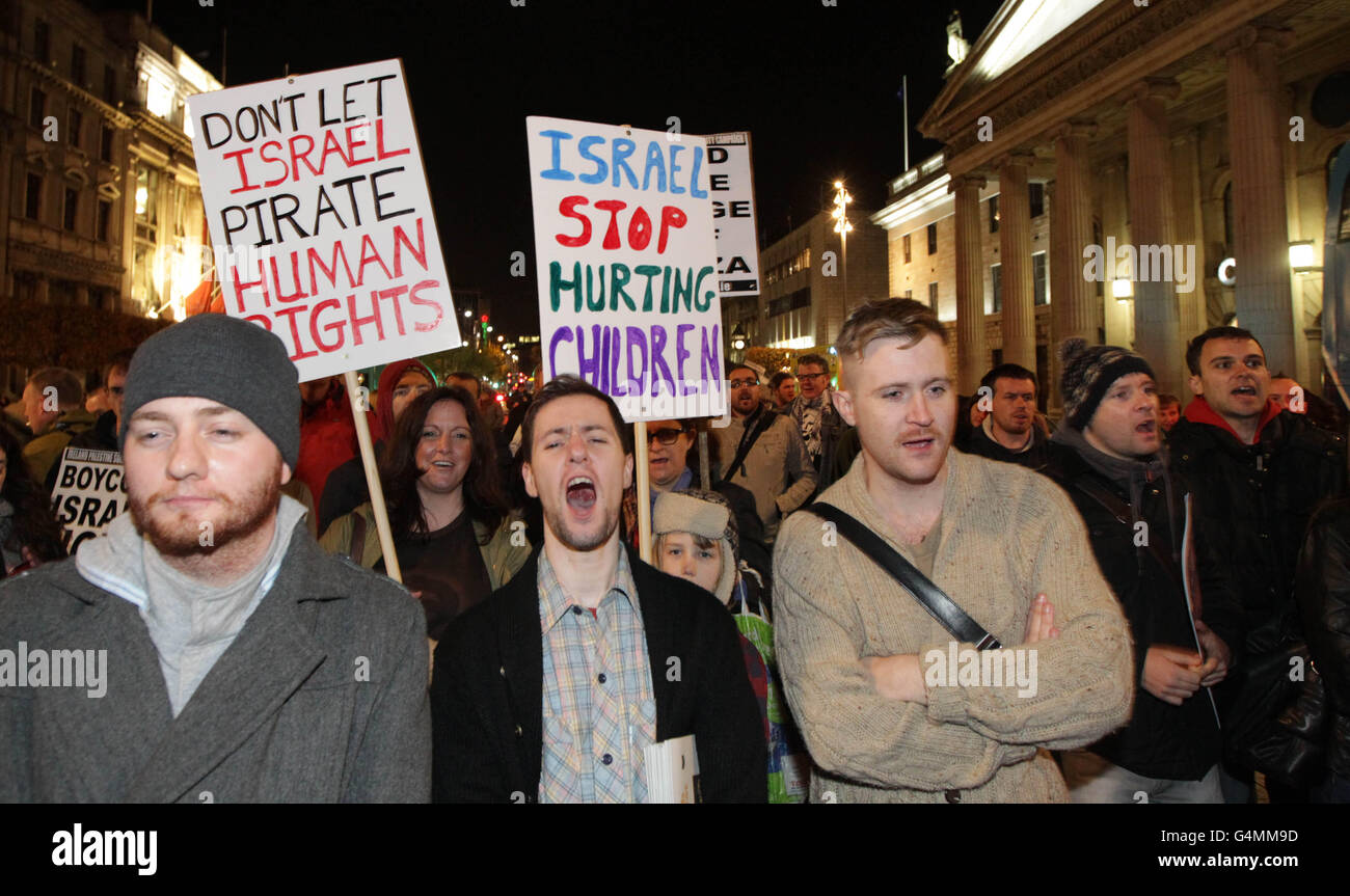 Les manifestants se rassemblent sur la rue O'Connell de Dublin pour exprimer leur colère après l'interception israélienne d'un bateau irlandais qui tente de briser le blocus naval de Gaza. Banque D'Images