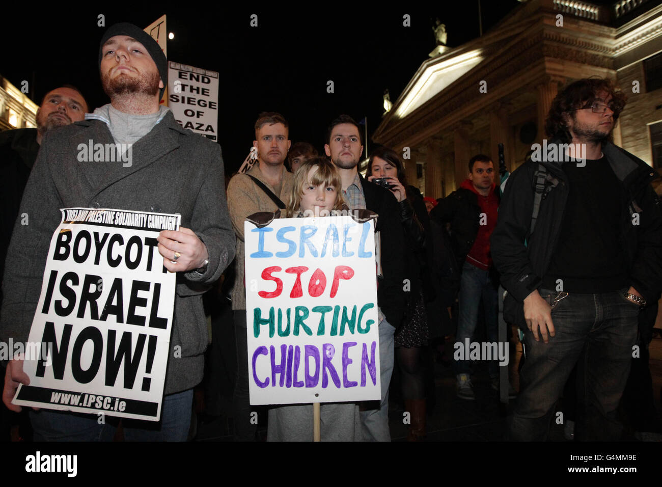 Les manifestants se rassemblent sur la rue O'Connell de Dublin pour exprimer leur colère après l'interception israélienne d'un bateau irlandais qui tente de briser le blocus naval de Gaza. Banque D'Images