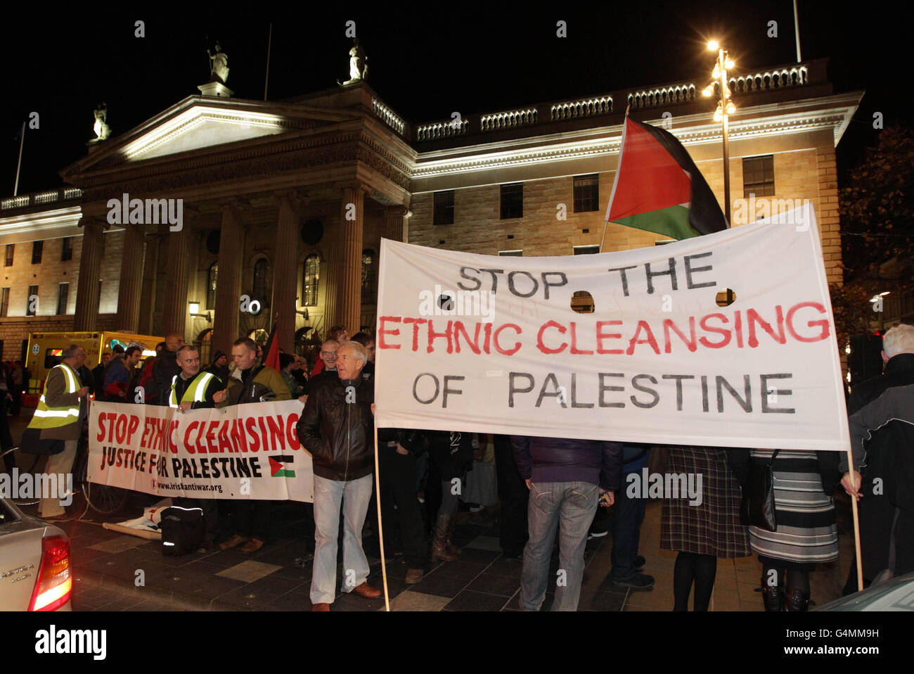 Les manifestants se rassemblent sur la rue O'Connell de Dublin pour exprimer leur colère après l'interception israélienne d'un bateau irlandais qui tente de briser le blocus naval de Gaza. Banque D'Images