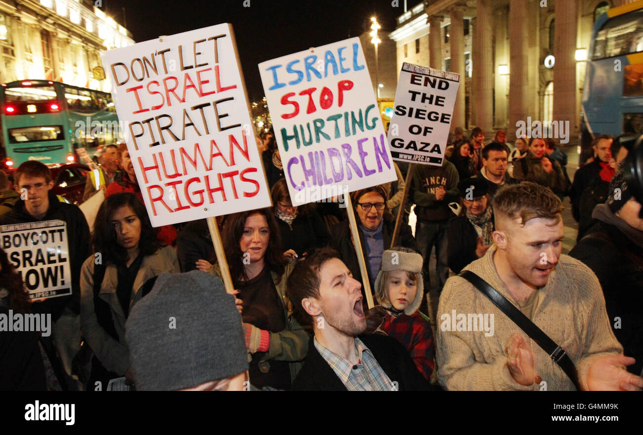 Les manifestants se rassemblent sur la rue O'Connell de Dublin pour exprimer leur colère après l'interception israélienne d'un bateau irlandais qui tente de briser le blocus naval de Gaza. Banque D'Images