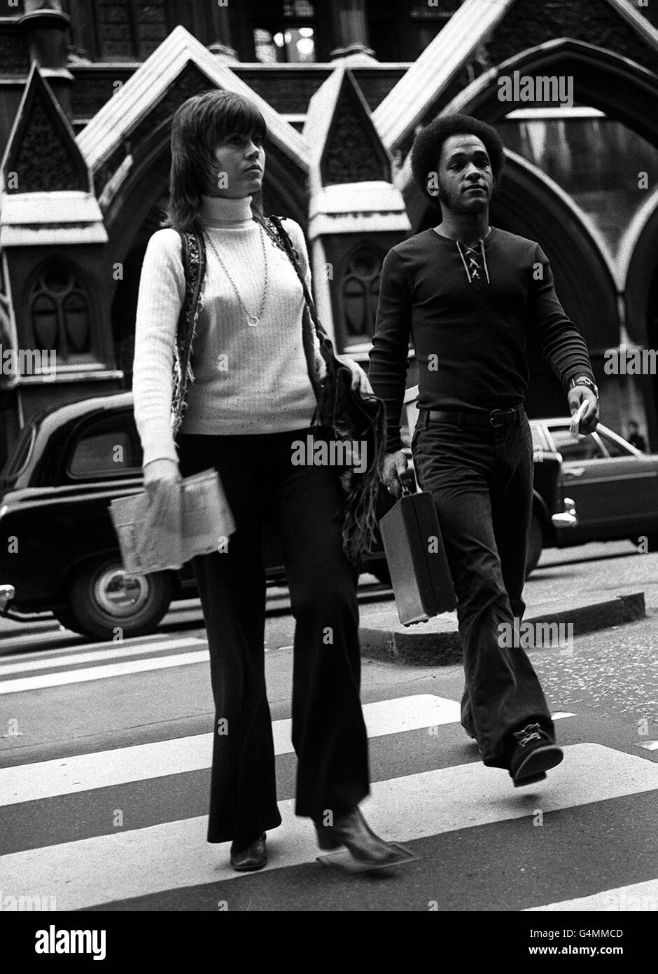 L'actrice Jane Fonda et Michael Hunter, qui affirment avoir été un vétéran de la guerre du Vietnam, traversent le Strand pour rendre compte au Comité de la campagne britannique pour la paix au Vietnam des mesures prises aux États-Unis concernant des crimes de guerre prétendument commis par les États-Unis.* mesures prises par la Commission nationale d'enquête des citoyens.Crimes présumés commis par les États-Unis pendant la guerre du Vietnam. Banque D'Images