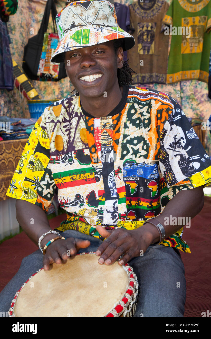 Le Aburabu Jorla Salomon jouant de la batterie à l'Afrique, Oye, Toxteth Sefton Park, Liverpool, Merseyside, Royaume-Uni Banque D'Images