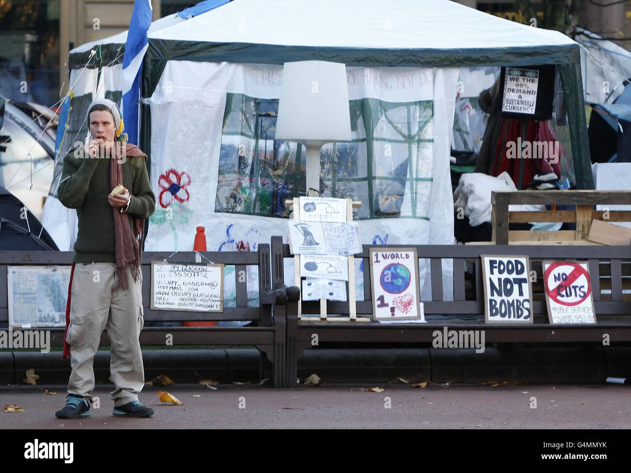 Le manifestant Lauri Love au camp d'Occupy Glasgow à George Square, Glasgow. Banque D'Images