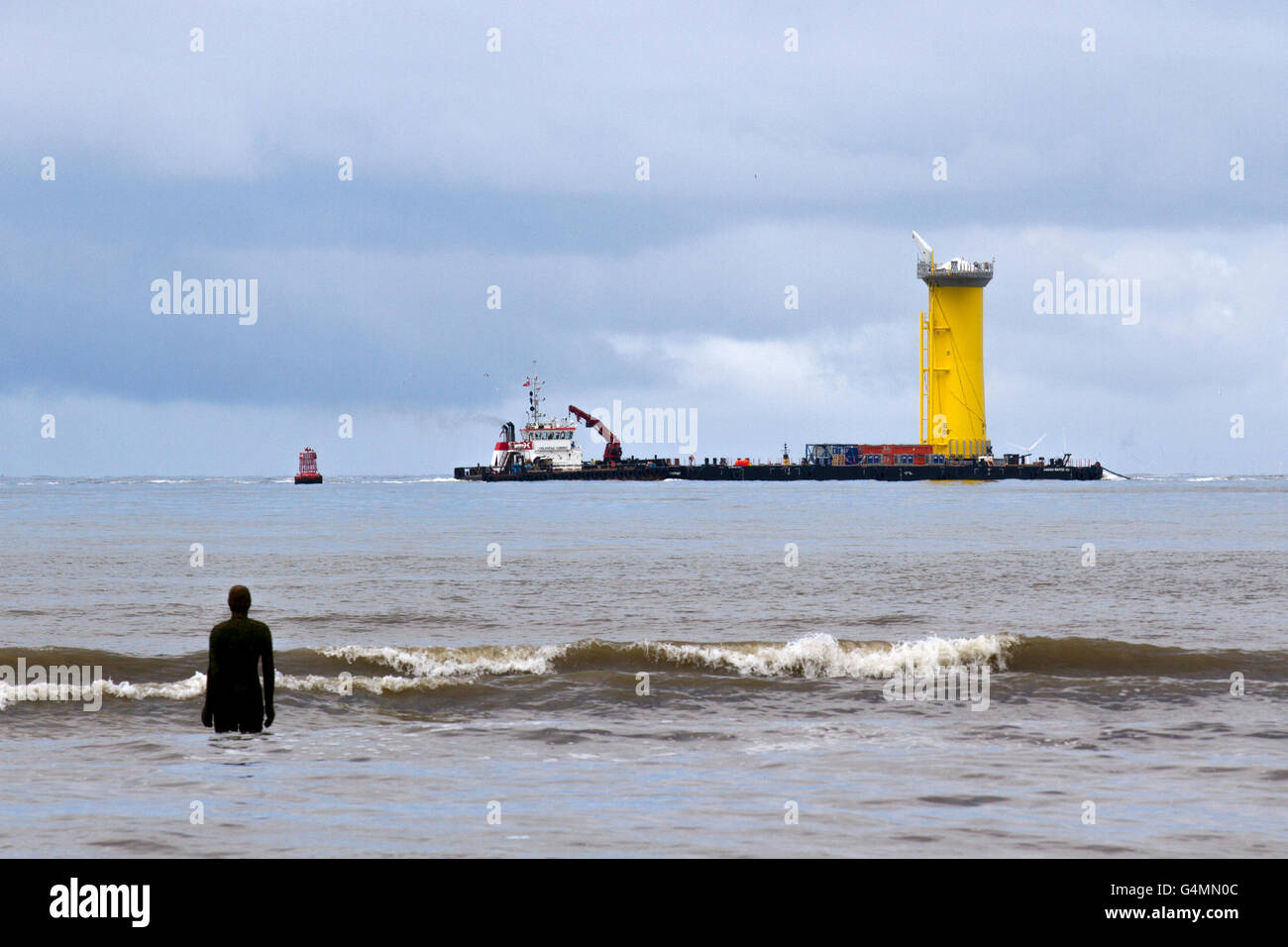 Voyage en laissant la Rivière Mersey, traversant le parc éolien Burbo, à Crosby, Merseyside, Royaume-Uni. Cammell Laird est utilisé comme base pour la construction de la ferme éolienne de Gwynt y Môr n composants la mer d'Irlande. La zone portuaire couvre environ 14 hectares 32 hectares et inclut un quai de 230 mètres. C'est d'ici que les bases de 160 éoliennes sont prééquipées, chargés et expédiés à la ferme éolienne de 576 mégawatts dans la baie de Liverpool placé autour de 18 kilomètres au large de la côte galloise. Banque D'Images