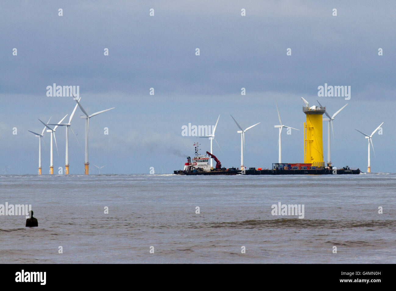 Voyage en laissant la Rivière Mersey, traversant le parc éolien Burbo, à Crosby, Merseyside, Royaume-Uni. Cammell Laird est utilisé comme base pour la construction de la ferme éolienne de Gwynt y Môr n composants la mer d'Irlande. La zone portuaire couvre environ 14 hectares 32 hectares et inclut un quai de 230 mètres. C'est d'ici que les bases de 160 éoliennes sont prééquipées, chargés et expédiés à la ferme éolienne de 576 mégawatts dans la baie de Liverpool placé autour de 18 kilomètres au large de la côte galloise. Banque D'Images