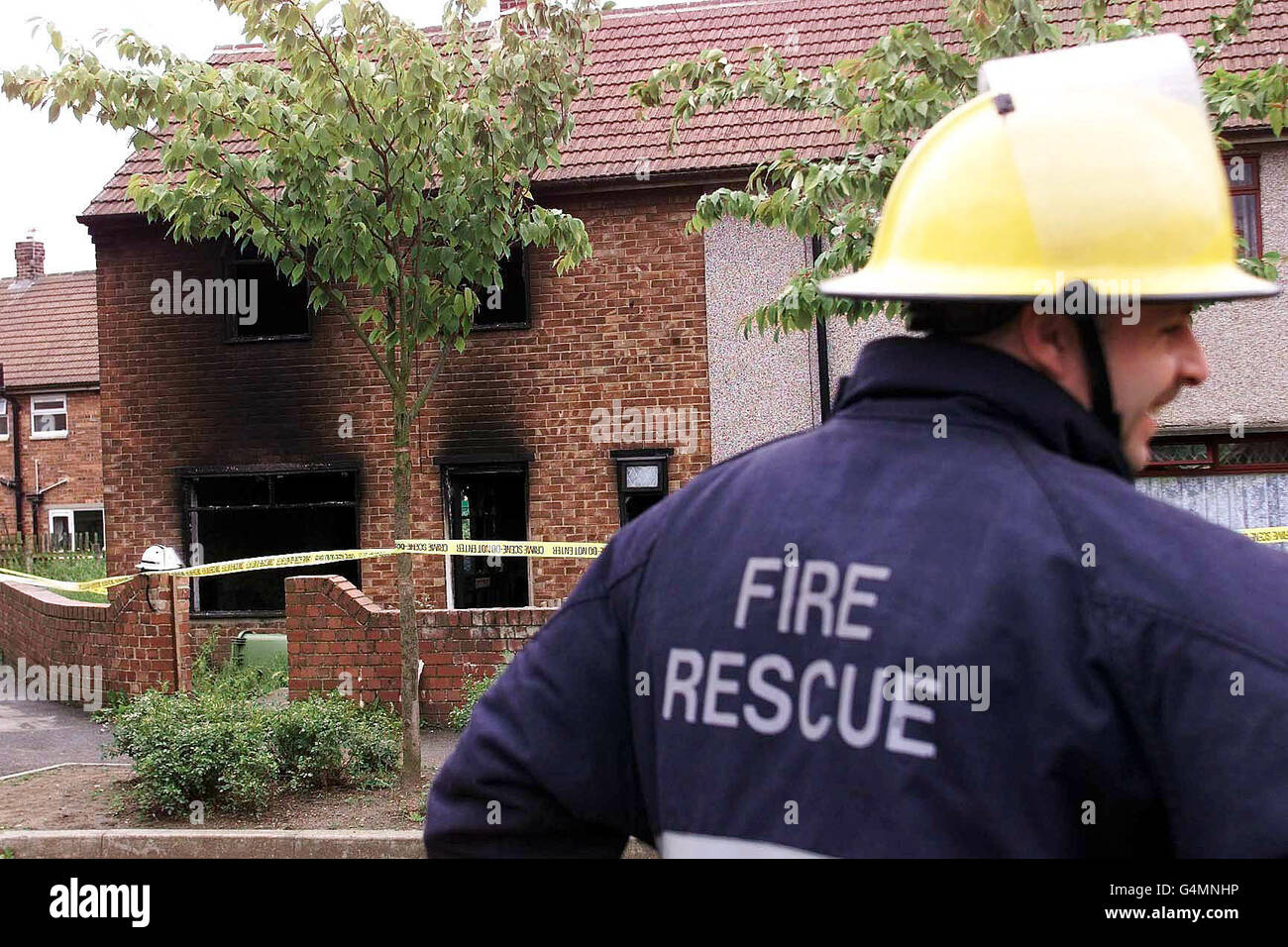 Un pompier sur la scène où une femme et 3 enfants sont morts après le feu a déchiré dans leur maison familiale. L'incendie à Shildon, dans le comté de Durham, a éclaté peu après 11 h, 4 moteurs d'incendie ont été envoyés sur place et 3 équipes de recherche et de sauvetage sont entrées dans la maison. * les quatre corps ont été trouvés à l'intérieur. Banque D'Images