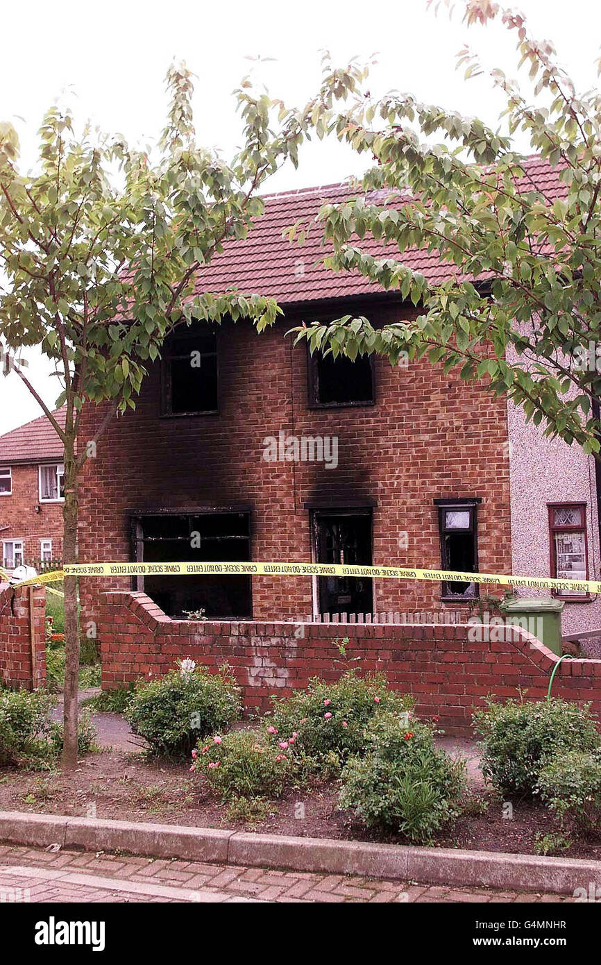 La scène où une femme et 3 enfants sont morts après le feu a déchiré dans leur maison familiale. L'incendie à Shildon, dans le comté de Durham, a éclaté peu après 11 h, 4 moteurs d'incendie ont été envoyés sur place et 3 équipes de recherche et de sauvetage sont entrées dans la maison. * les quatre corps ont été trouvés à l'intérieur. Banque D'Images