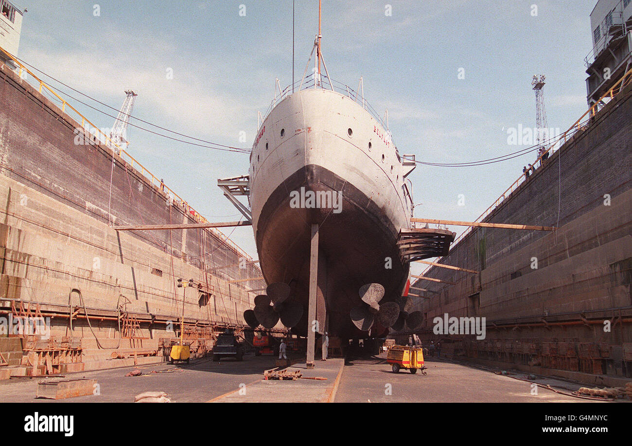 Le croiseur HMS Belfast se trouve sur un quai sec à la base navale de Portsmouth, où il est en train d'être réajusté.Le croiseur, qui a vu le service pour la dernière fois à la fin des années 60, n'est pas en cale sèche depuis 18 ans. Banque D'Images